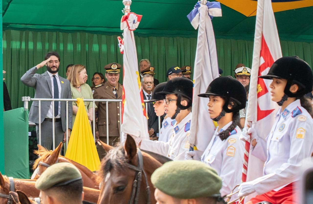 Gabriel participa de desfile de 7 de Setembro e diz que símbolos são maiores do que campanhas eleitorais