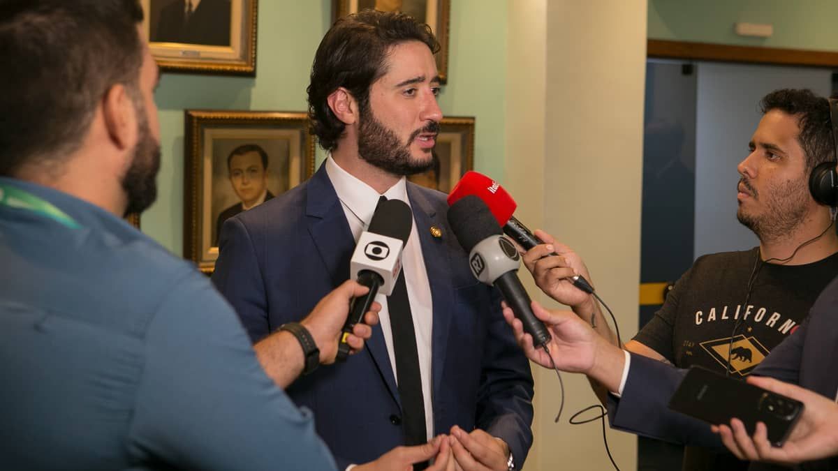 Gabriel Azevedo entra com queixa-crime contra Léo Burguês e Carlos Henrique