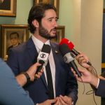 Gabriel Azevedo entra com queixa-crime contra Léo Burguês e Carlos Henrique