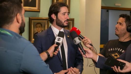 Gabriel Azevedo entrou com uma queixa-crime contra Burguês e Carlos Henrique por calúnia e difamação
