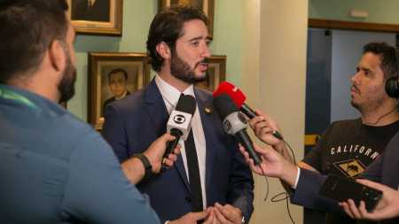 Gabriel Azevedo entrou com uma queixa-crime contra Burguês e Carlos Henrique por calúnia e difamação