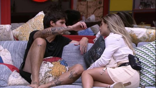 Gabriel e Bruna conversaram na madrugada desta terça-feira (24)