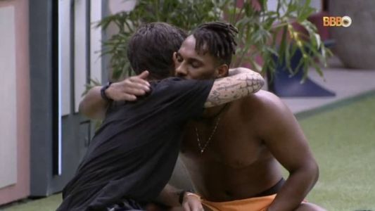 Gabriel e Fred Nicácio se abraçam após pedido de desculpas