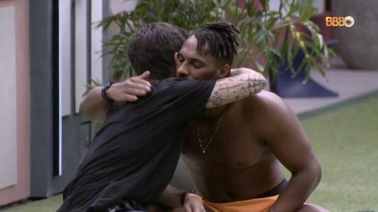 Gabriel e Fred Nicácio se abraçam após pedido de desculpas