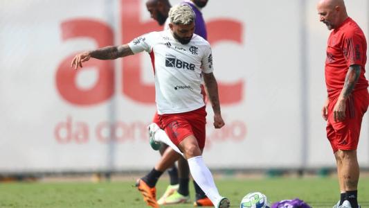 Gabriel em treino do Flamengo na manhã desta segunda-feira (10)