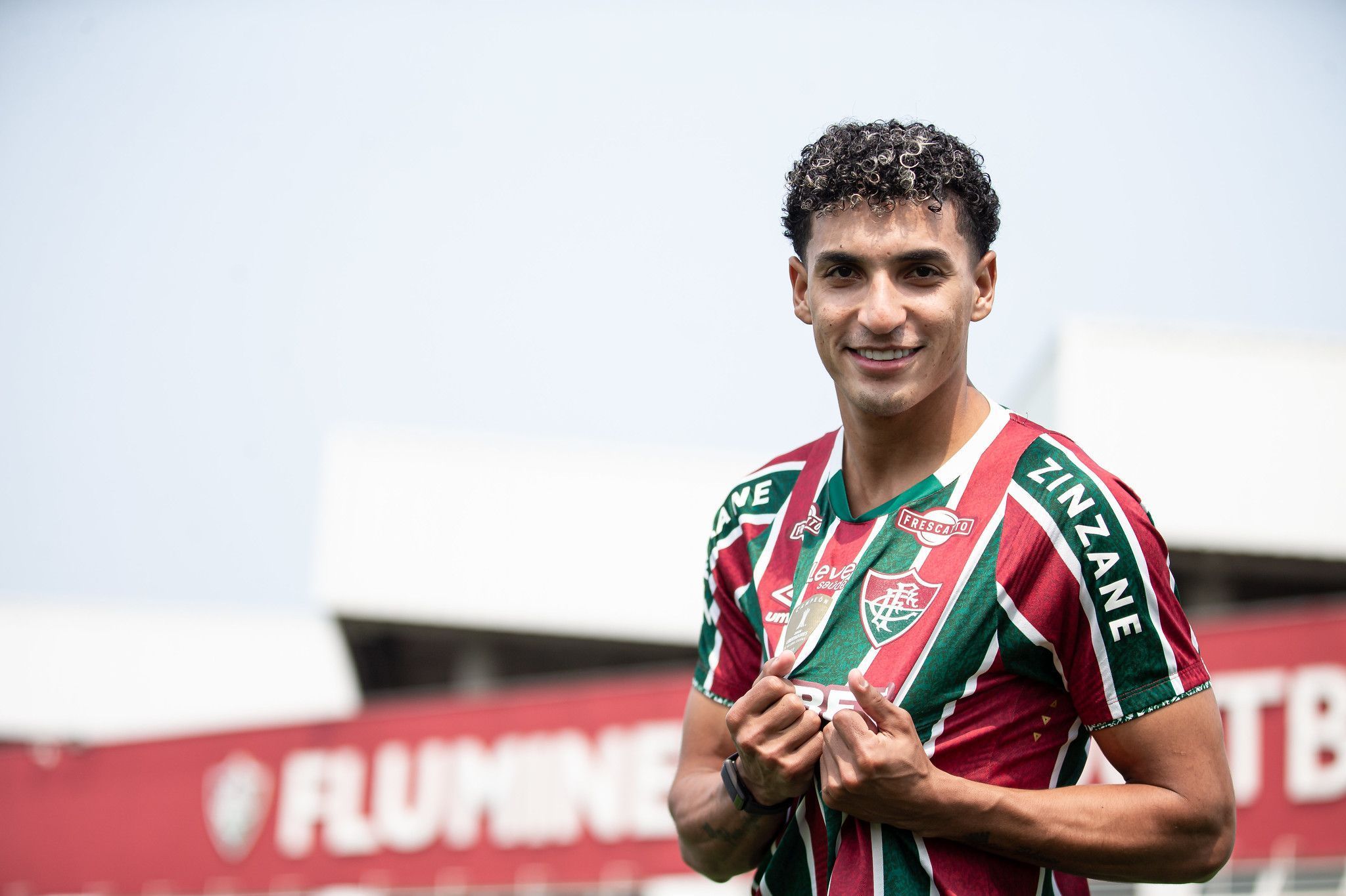 Fluminense anuncia a contratação de lateral-esquerdo colombiano