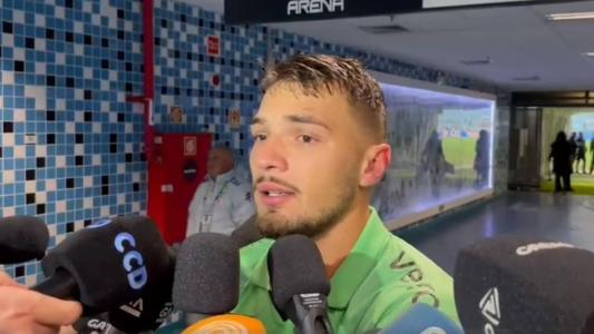Gabriel Grando dá entrevista emocionado na Arena, após vaga na semi da Copa do Brasil