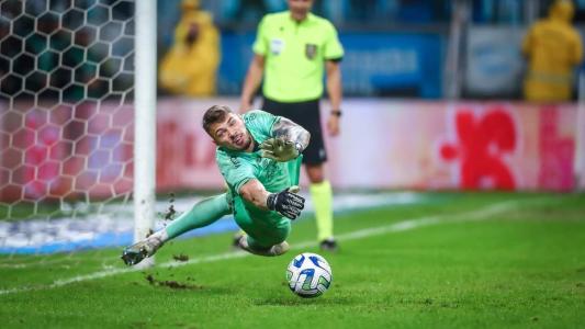 Gabriel Grando defende pênalti na vitória do Grêmio sobre o Bahia, na noite de quarta-feira
