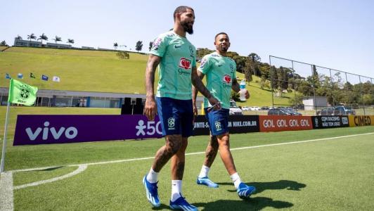 Gabriel Jesus, à direita, foi a campo nesta quarta-feira, mas não viaja à Colômbia