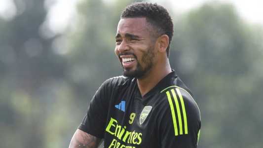Gabriel Jesus volta a treinar com bola
