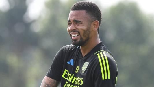 Gabriel Jesus volta a treinar com bola
