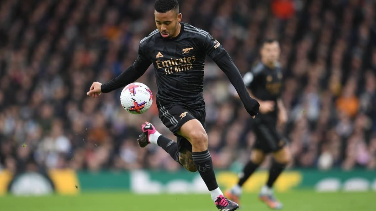 Premier League: Arsenal vence dérbi e mantém folga na liderança