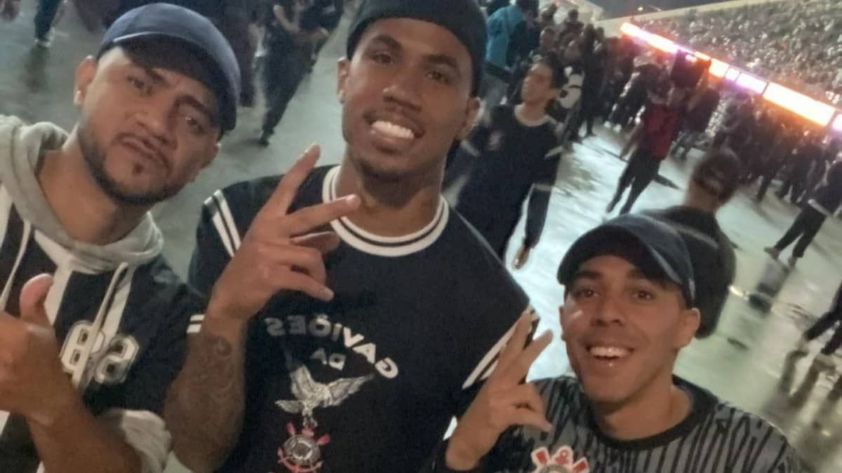 Zagueiro do Arsenal assiste classificação do Corinthians junto às organizadas