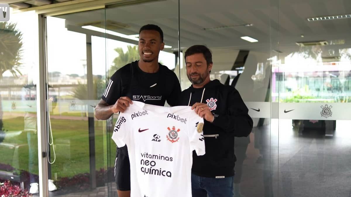 Zagueiro do Arsenal revela sonho de jogar pelo Corinthians