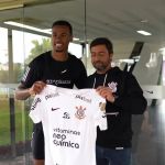 Zagueiro do Arsenal revela sonho de jogar pelo Corinthians