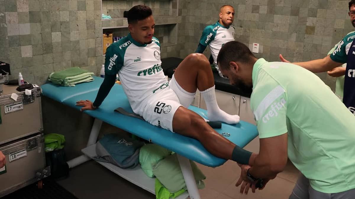 Gabriel Menino sente dores e é substituído por Ríos no Palmeiras