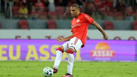 Gabriel Mercado volta a treinar no gramado do CT Parque Gigante