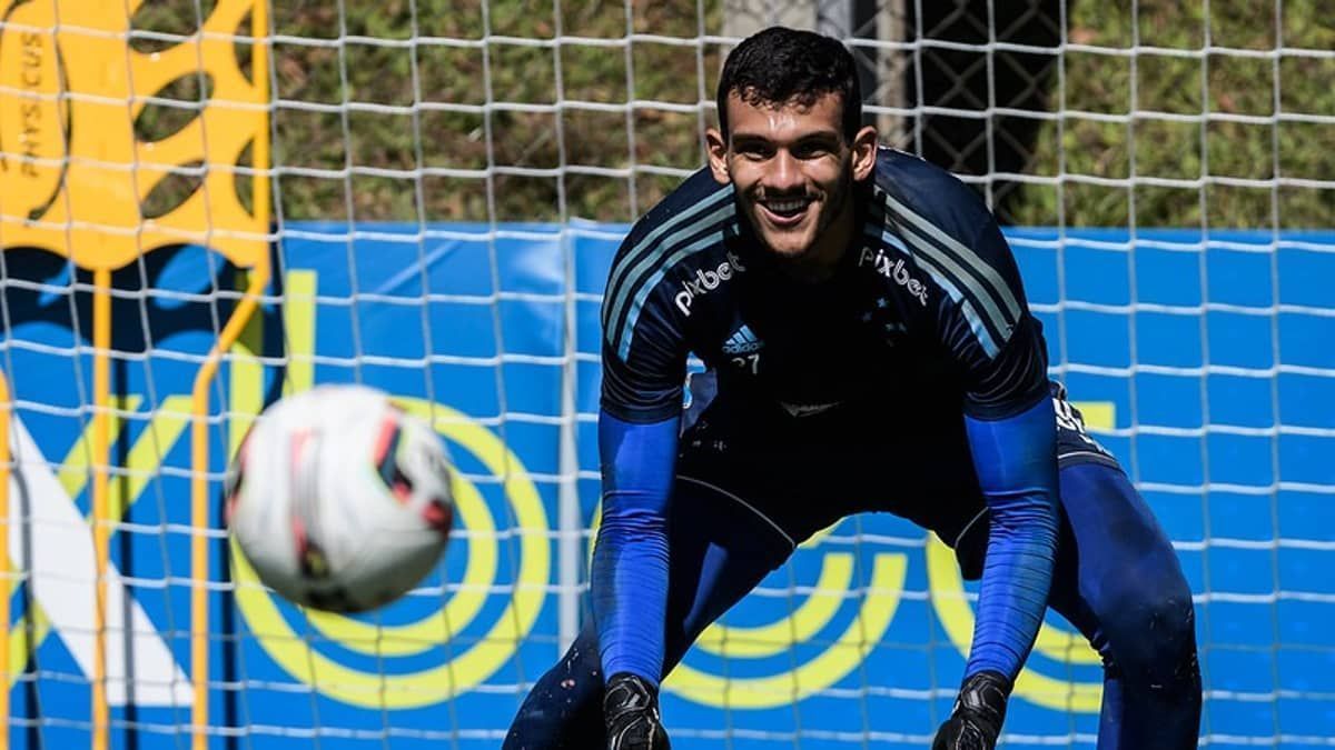 Cruzeiro reintegra goleiro Gabriel Mesquita ao elenco para a temporada