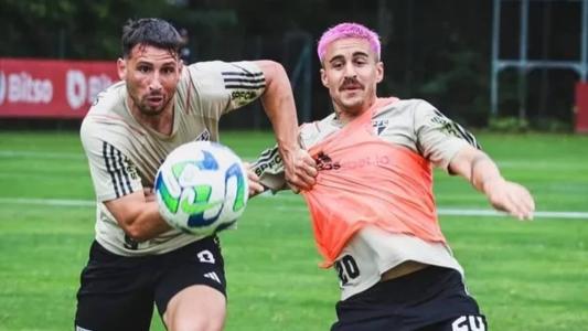 Gabriel Neves, volante do São Paulo, posta foto com cabelo colorido