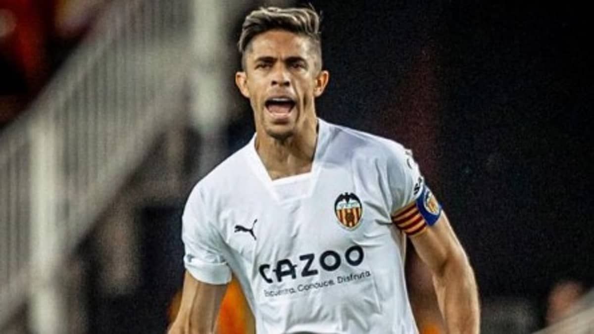 Zagueiro do Valencia exalta clima da torcida e nega insultos raciais contra Vini Jr.
