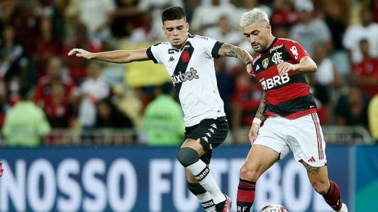 Gabriel Pec, do Vasco, e Arrascaeta, do Flamengo, em ação no Maracanã