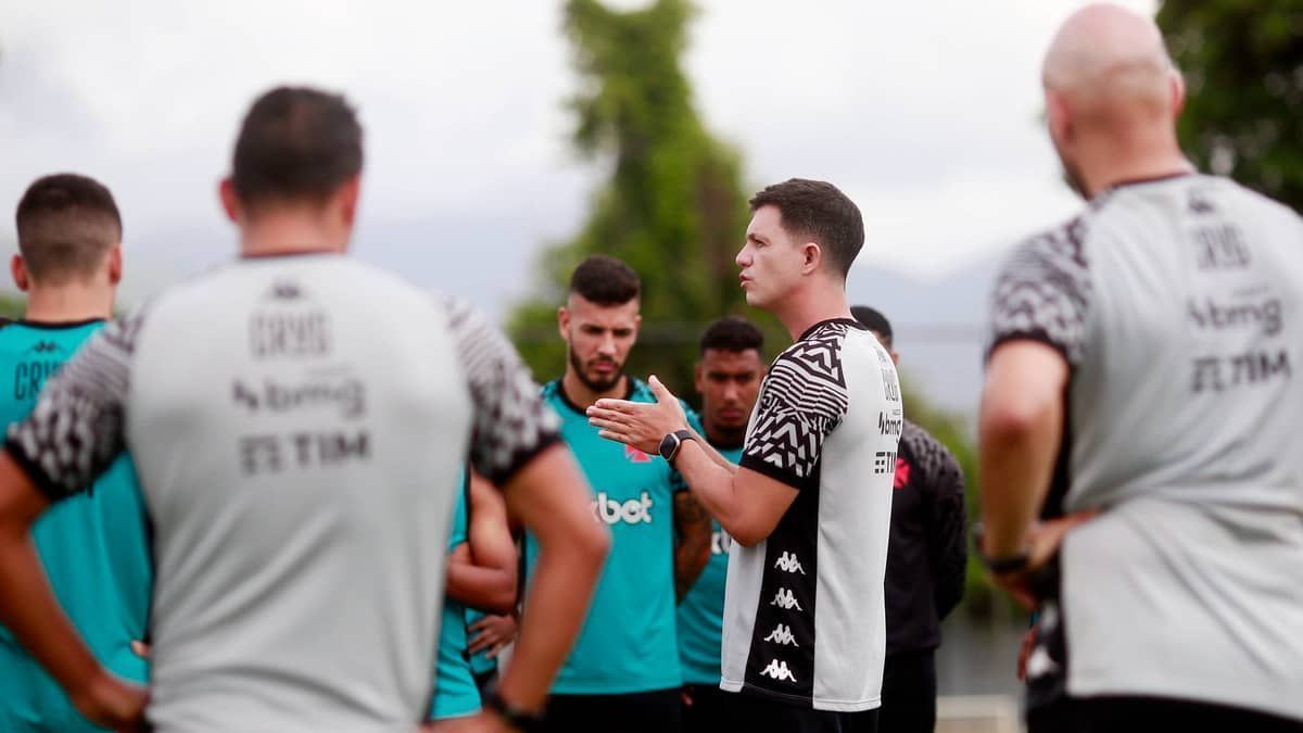 Gabriel Pec destaca trabalho de Barbieri: 'Dava a vida pelo Vasco'