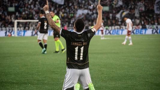 Gabriel Pec foi o heroi da vitória do Vasco diante do Fluminense