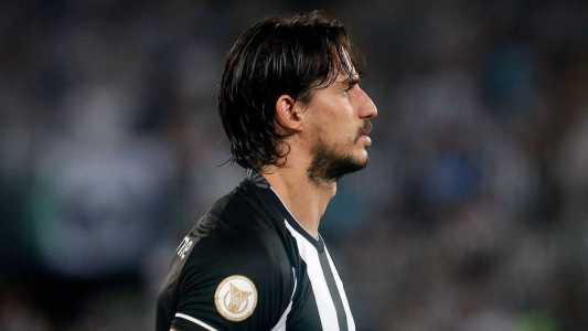 Gabriel Pires está regularizado e pode defender o Botafogo no segundo semestre