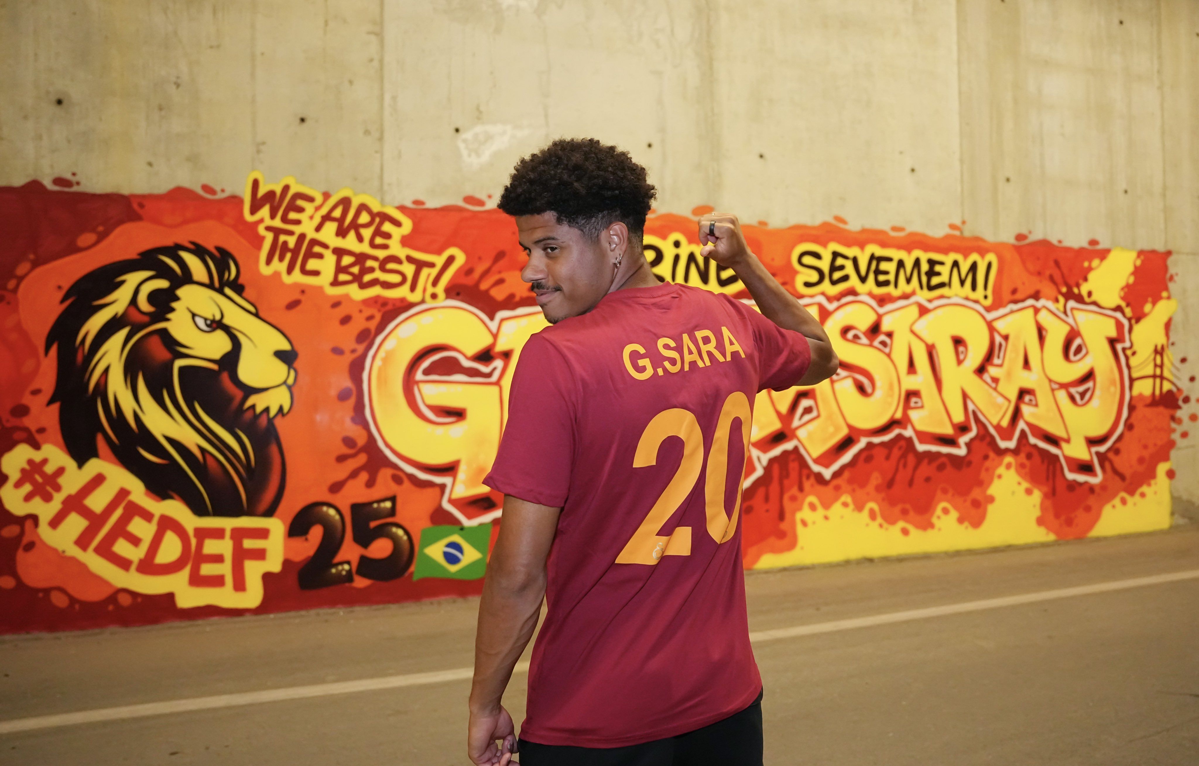 Galatasaray anuncia meia brasileiro, e São Paulo fatura bolada; veja valores