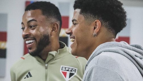 Gabriel Sara visita ex-companheiros de São Paulo no CT da Barra Funda