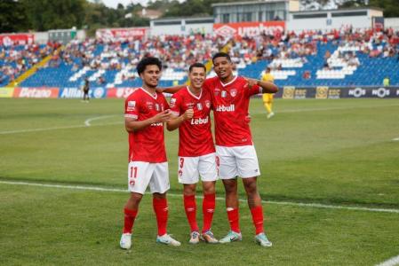 gabriel silva, atacante do Santa Clara.jpg
