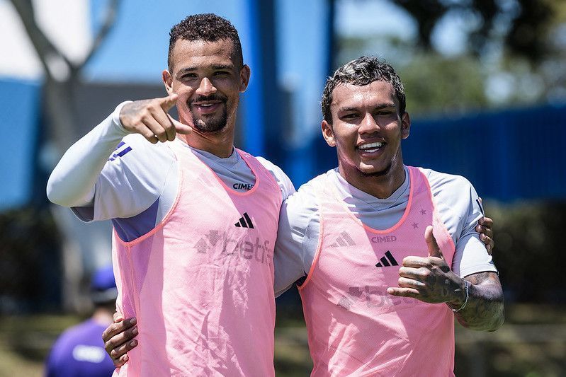 Reforço do Cruzeiro, Gabriel Veron faz primeiro treino com elenco na Toca