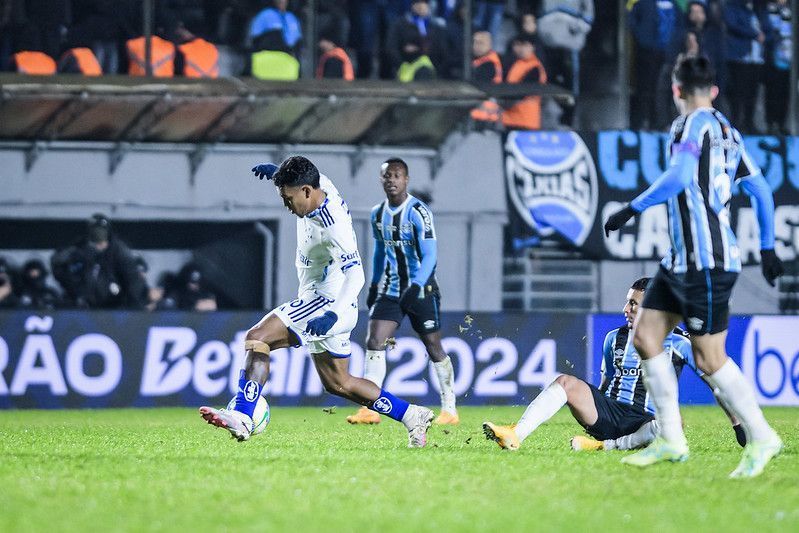 Em alta, Veron agradece Cruzeiro, abre o coração e comemora vitória sobre Grêmio