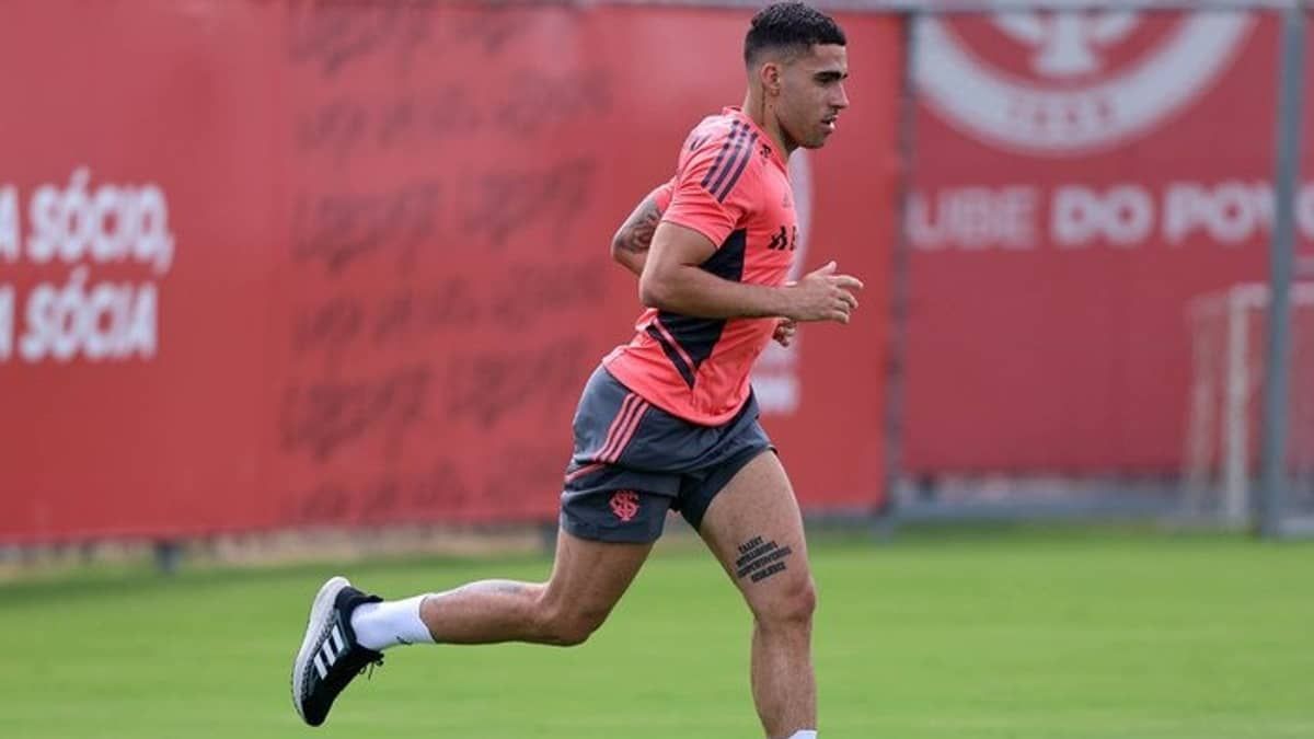 Volante Gabriel volta a trabalhar com bola no Inter
