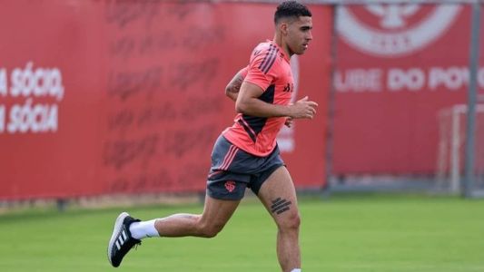 Gabriel volta a trabalhar com bola no Inter após oito anos