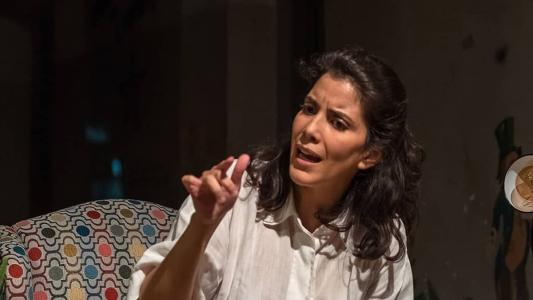 Gabriela Luque em cena na peça 'Bolo Republicano', que ela também dirige, com apresentação única na Campanha de Popularização de Teatro