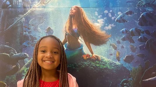 Gabriela pediu para tirar foto ao lado de 'Ariel'