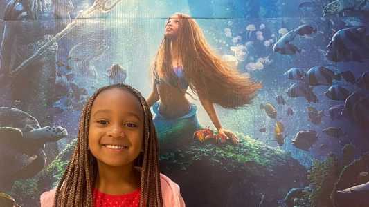 Gabriela pediu para tirar foto ao lado de 'Ariel'