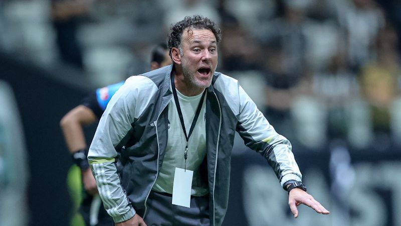 Milito valoriza vitória do Atlético e fala em aprendizado por reação do Peñarol