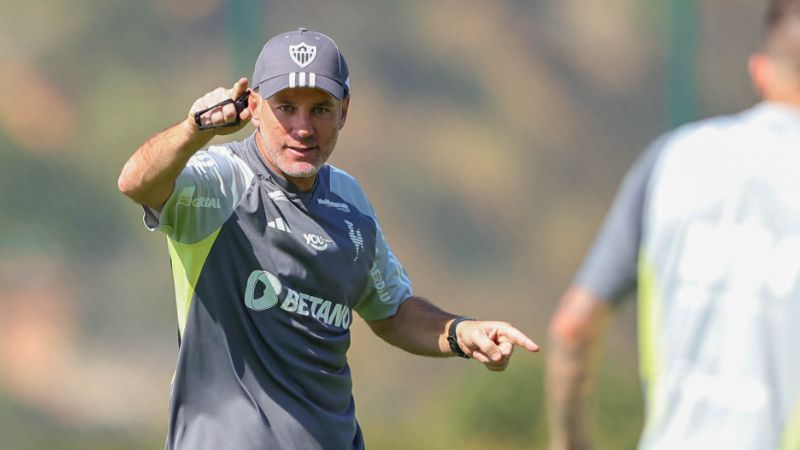 Improvisações no Atlético? Milito rebate pergunta e dá explicações