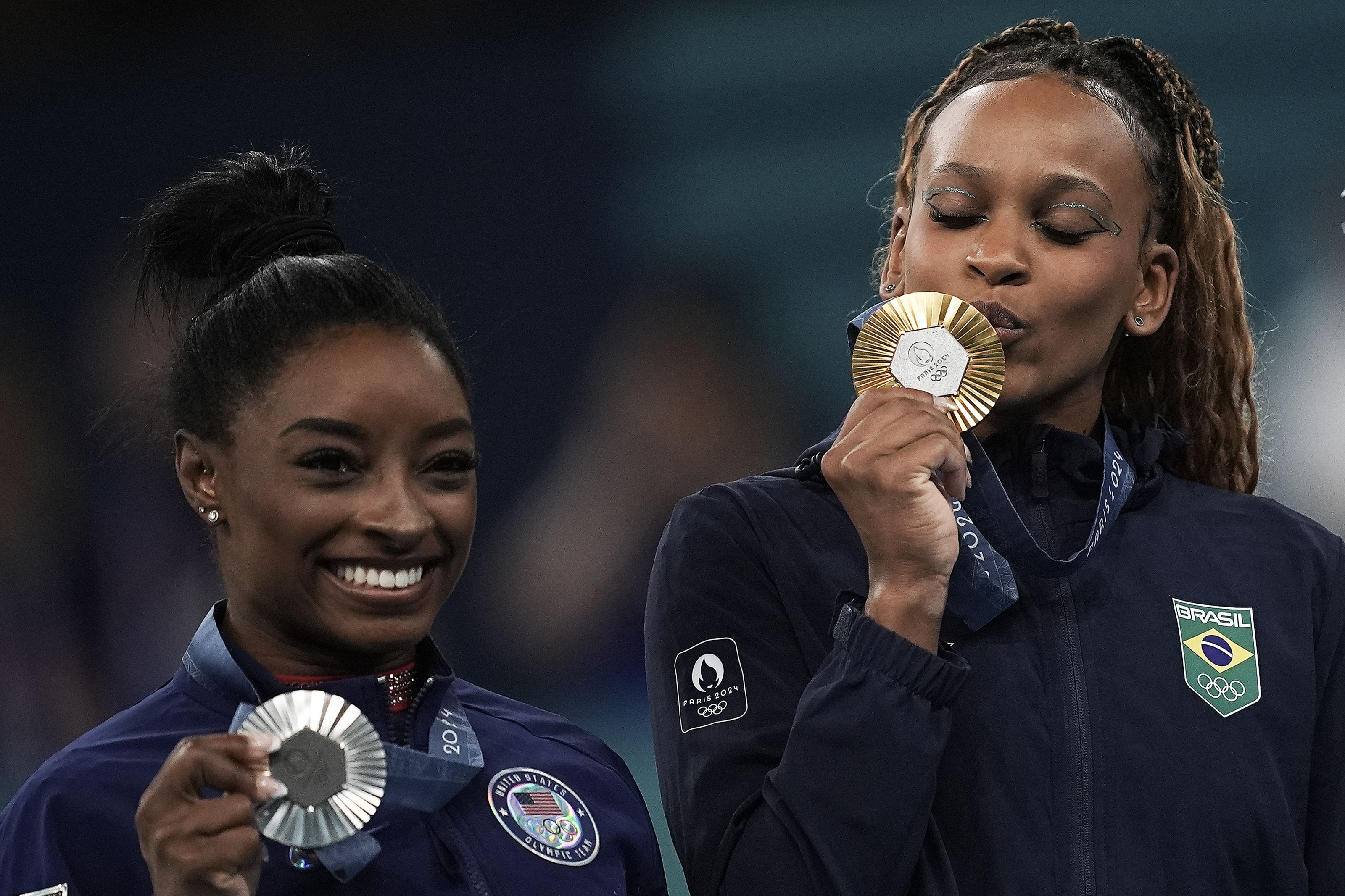 Curiosa, Simone Biles tentou descobrir qual série Rebeca Andrade realizaria no solo em Paris