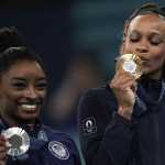 Curiosa, Simone Biles tentou descobrir qual série Rebeca Andrade realizaria no solo em Paris