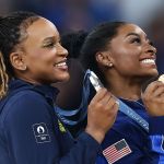 Simone Biles elogia Rebeca Andrade no TikTok horas antes da final do salto