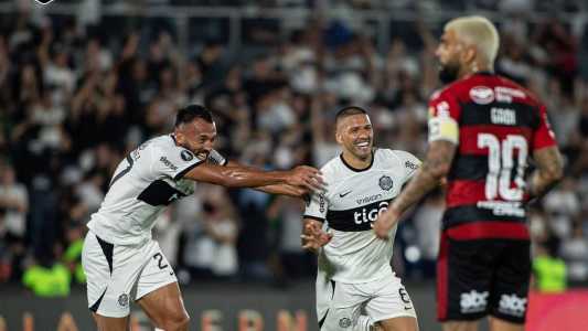 Gaibgol no Defensores Del Chaco, com os jogadores do Olimpia comemorando ao fundo