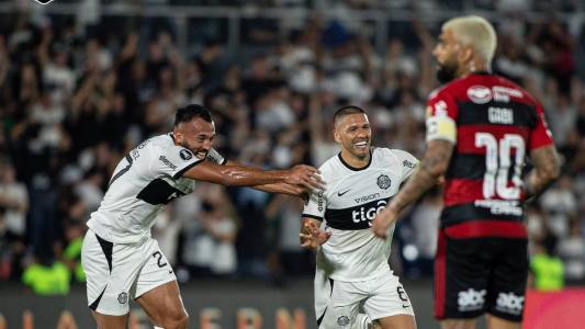 Gaibgol no Defensores Del Chaco, com os jogadores do Olimpia comemorando ao fundo