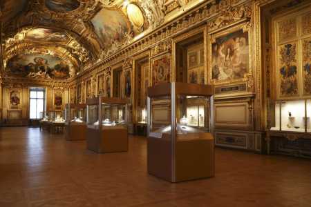 A galeria Apollo, local onde aconteceu o roubo, abriga um enorme acervo com joias da coroa francesa.