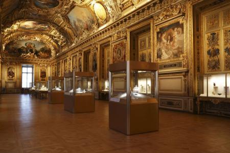 A galeria Apollo, local onde aconteceu o roubo, abriga um enorme acervo com joias da coroa francesa.