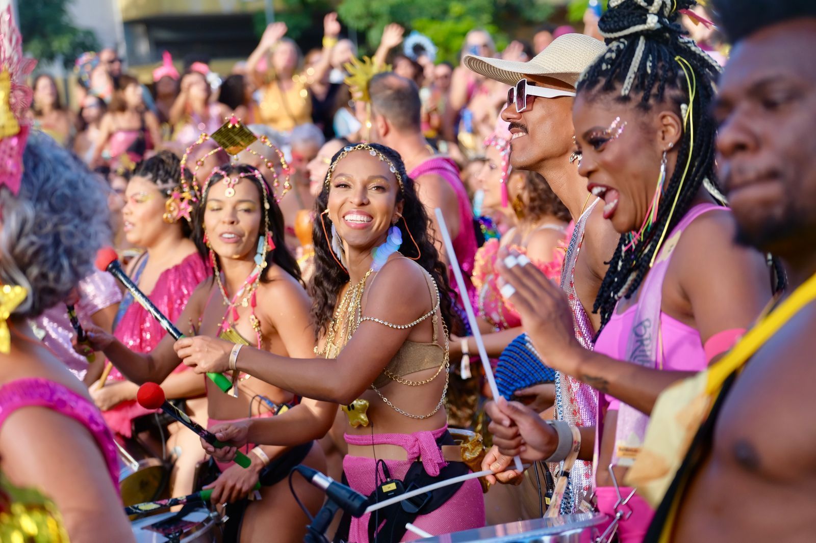 Então, Brilha!, Volta Belchior e mais: confira os destaques do sábado de Carnaval em BH