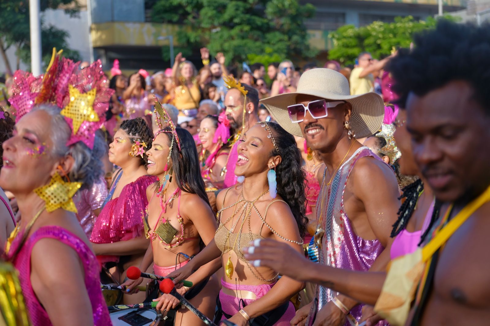 Carnaval 2026: Então, Brilha! aposta em corpo cênico como novidade do cortejo