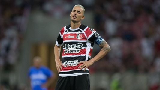 Thiago Galhardo em campo pelo Santa Cruz na final da Série D do Campeonato Brasileiro